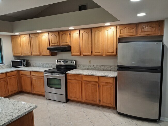 Building Photo - 9117 Regents Park Dr