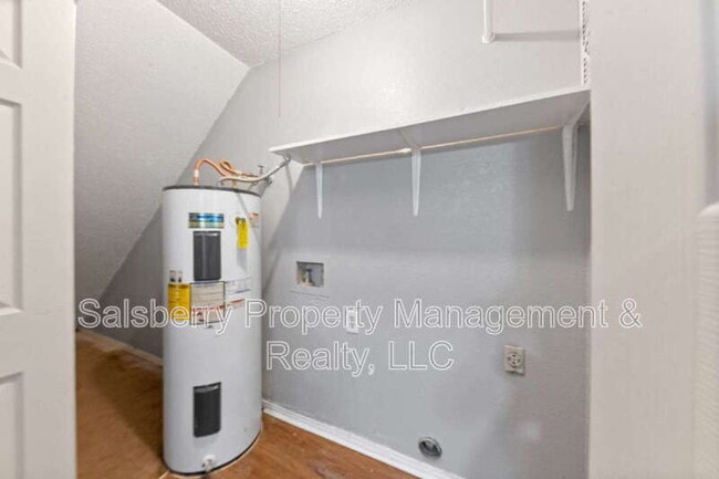 Building Photo - 5829 Shadydell Dr