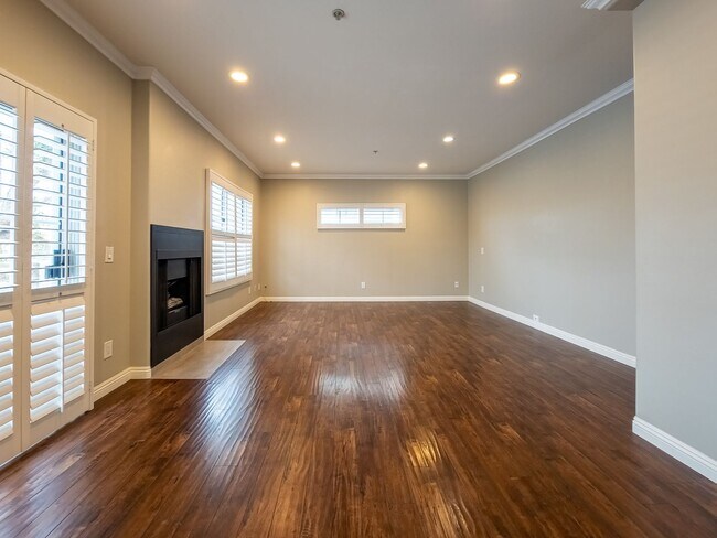 Building Photo - Luxury Living in Toluca Lake!