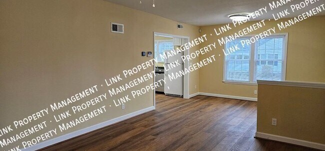 Building Photo - DON'T MISS this Remodeled 2 bedroom conven...