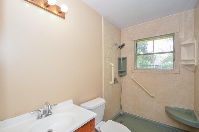 Building Photo - 5515 Flamingo Dr