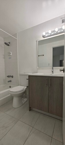 Building Photo - 801 Brickell Bay Dr