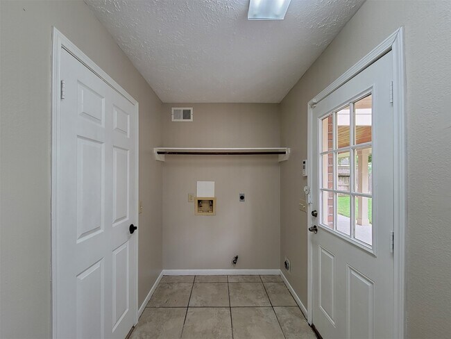 Building Photo - 17207 Meadow Heights Dr