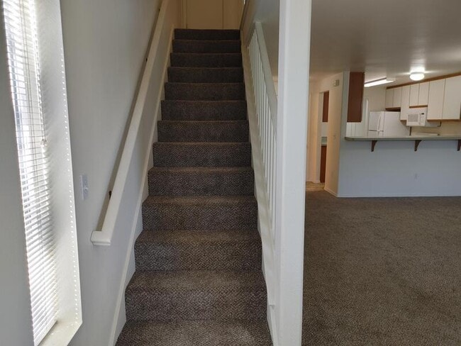 Building Photo - 548 NE Negus Loop