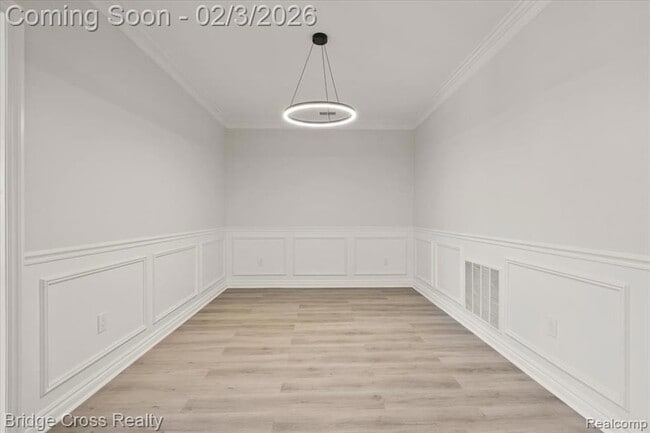 Building Photo - 5685 Twin Oaks Dr