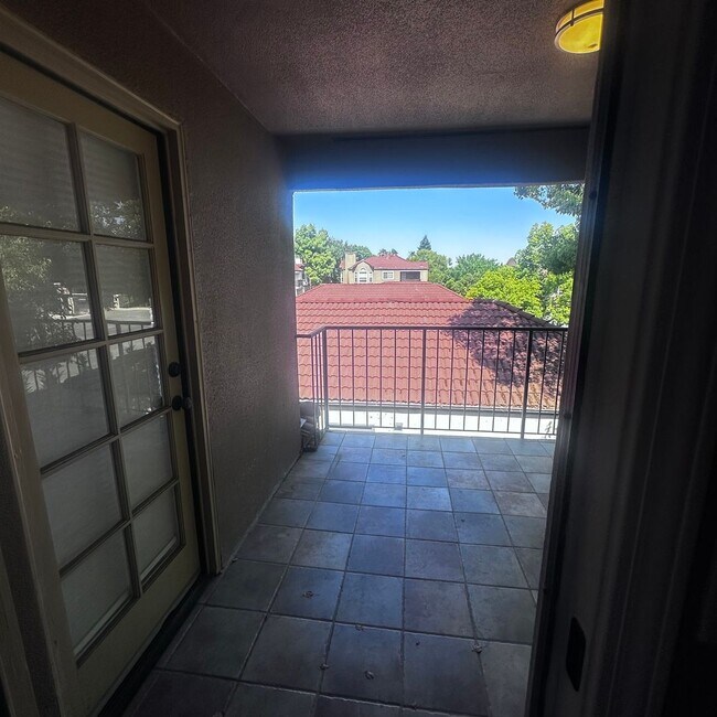 Building Photo - Must See!! Gorgeous 2 Bedroom, 2 Bathroom ...