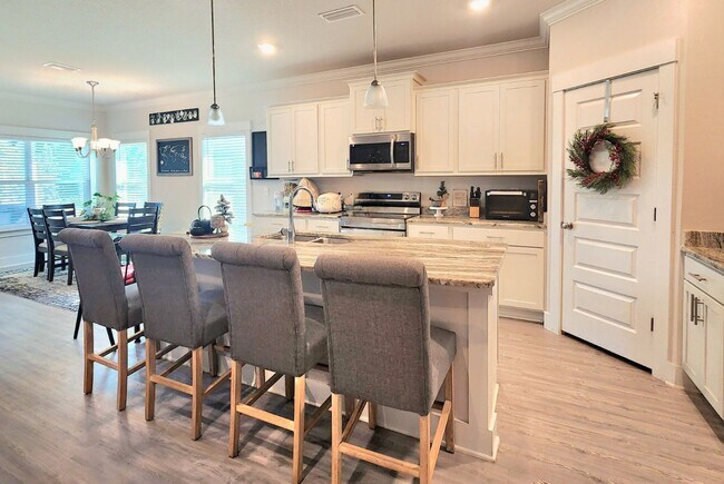 Building Photo - Stunning 4-Bed, 3-Bath Beauty, 2,117 sq. ft. of Pure Comfort and Style!