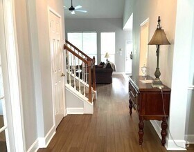 Building Photo - Great Location, wonderful Schools, Large e...