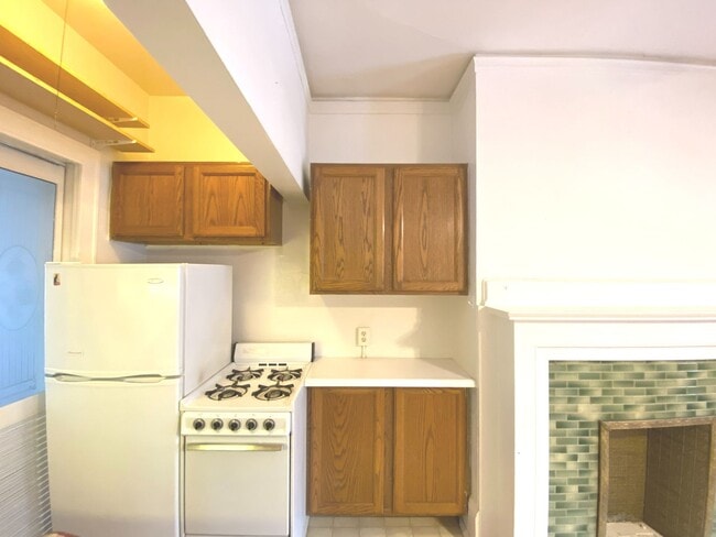 Interior Photo - 918-24 Knapp