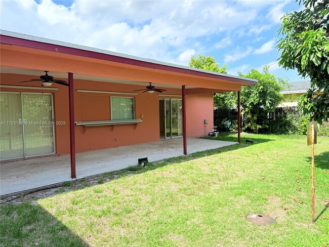 Building Photo - 10620 Sunset Strip