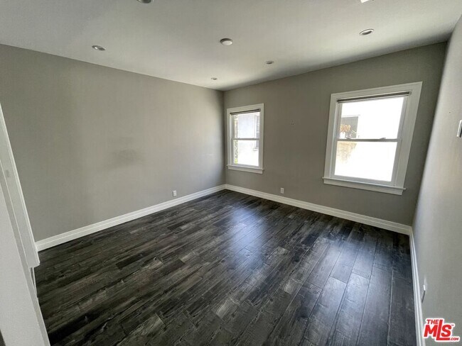Building Photo - 842 S Wooster St