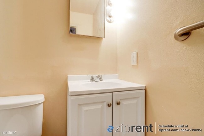 Building Photo - 2 br, 1 bath Townhome - 7384 Franklin Blvd...