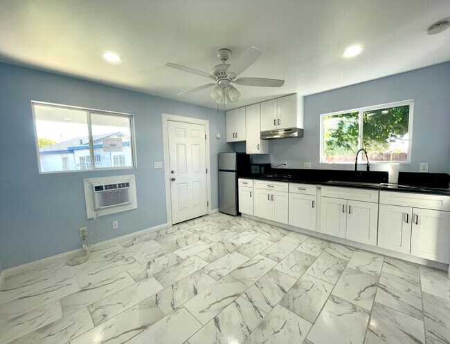 Building Photo - 1609 W Badillo St