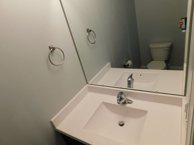 Building Photo - Like New Townhome!