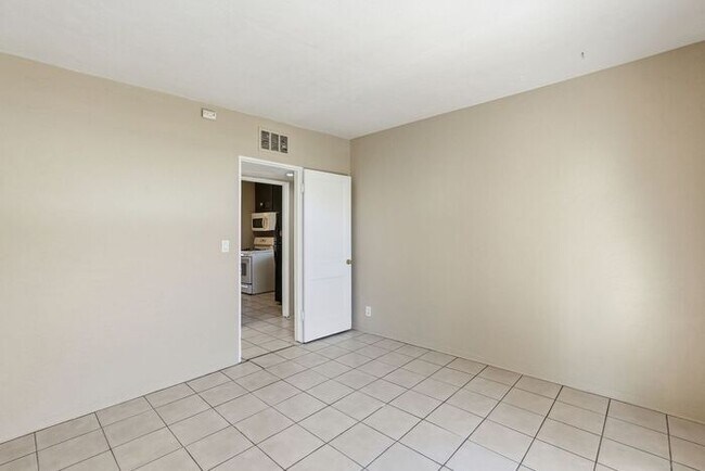 Building Photo - Light-Filled Tucson 2 Bedroom Rental – Move In This November!