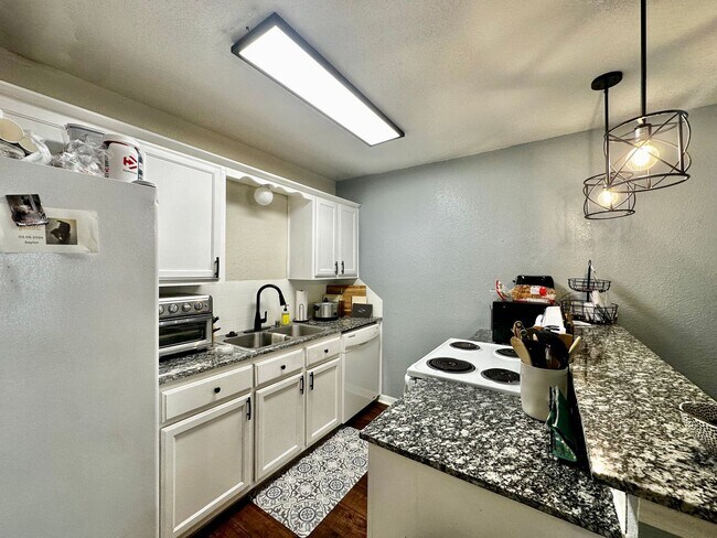 Building Photo - Spacious 4/2 Walking Distance to Campus & ...