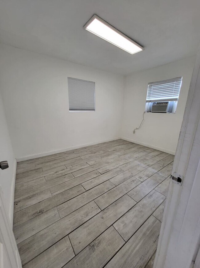 Building Photo - 1998 NE 135th St