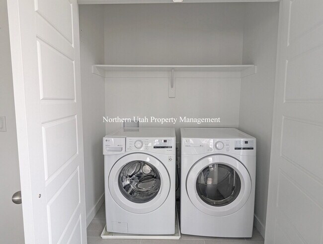 Building Photo - Newer 2 Bed 3 Bath Townhome