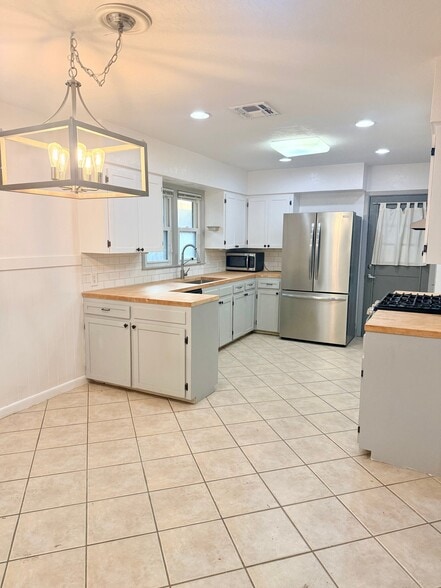 Building Photo - 625 Catalina Pl