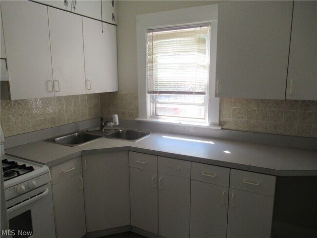 Building Photo - 1518 Ridgewood Ave