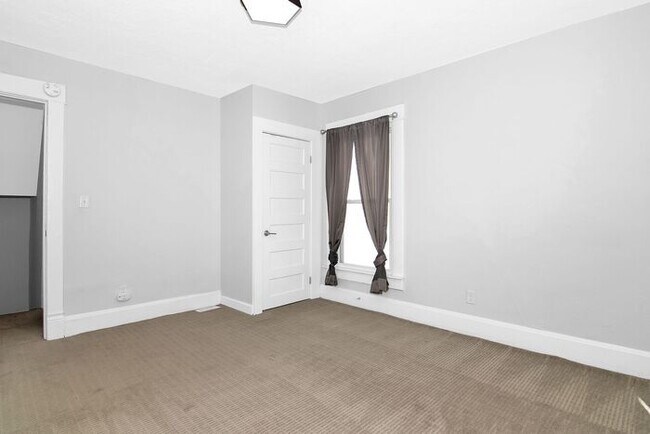 Building Photo - Classic Remodeled Townhome in Windsor Park