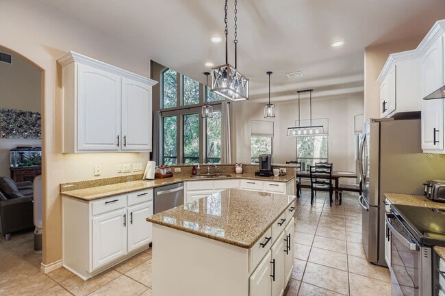 Building Photo - Large 4 bedroom home on 1 acre with lawn c...