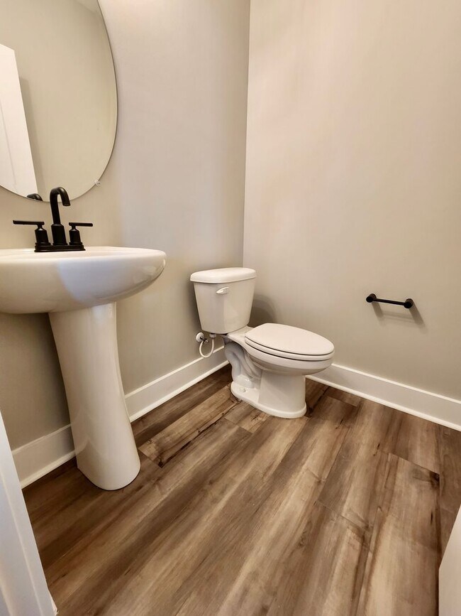 Building Photo - LIKE NEW Executive Home In Coveted Midtown...