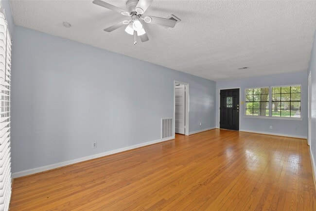 Building Photo - 950 Lamonte Ln