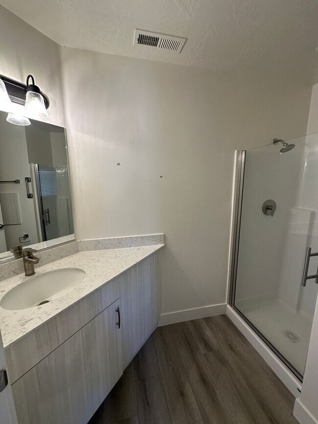 Building Photo - Charming Townhome