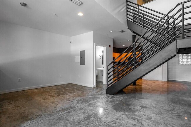 Building Photo - 5008 S MacDill Ave