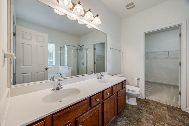 Building Photo - Well maintained 3 bedroom 2 bath home with...