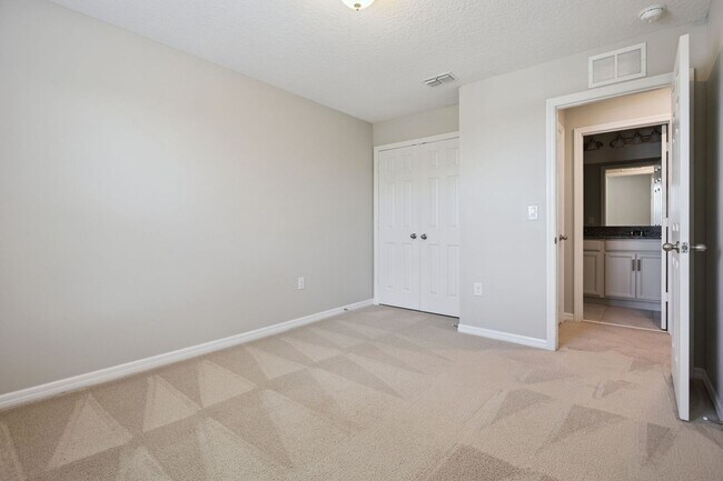 Building Photo - 3/2.5/2 Townhome in SummerLake