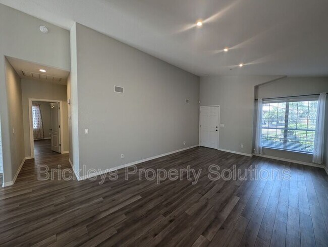 Building Photo - 9213 E Wood Dr