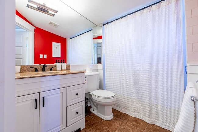 Building Photo - Rare historic East Nashville bungalow for rent; 4 Beds 3 Baths, 1,806 SqFt, fenced yard