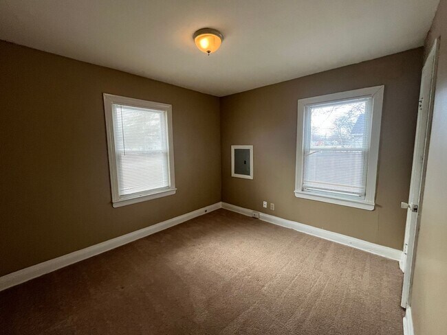 Building Photo - Updated 2 Bedroom 1 Bath Convenient Shively location