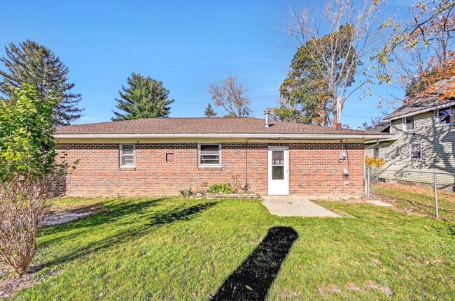 Building Photo - 819 Fairview Ave