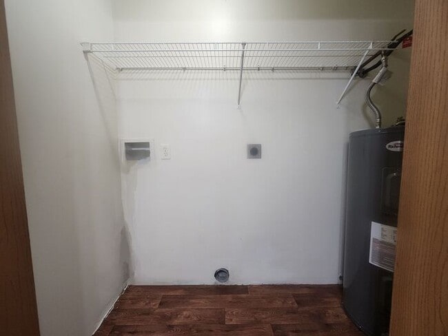 Building Photo - 2 Bedroom Lower Apartment