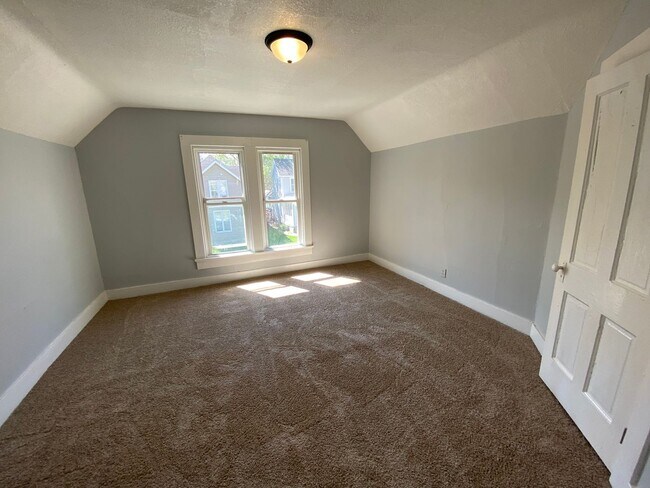 Building Photo - 812 Huestis Ave
