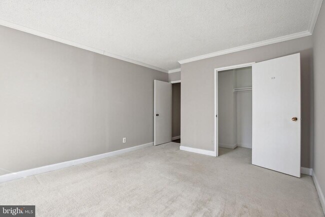 Building Photo - 2300 Pimmit Dr
