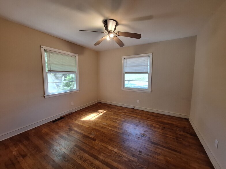 Building Photo - 412 Azalea Dr