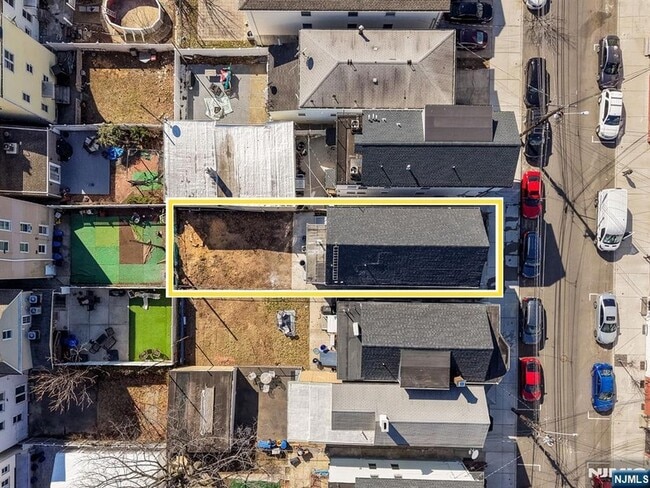 Building Photo - 319 William St