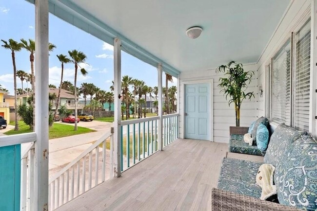 Building Photo - 19 W Gardenia St