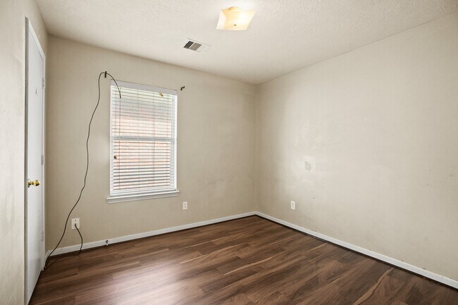 Building Photo - 5247 Panay Park Dr