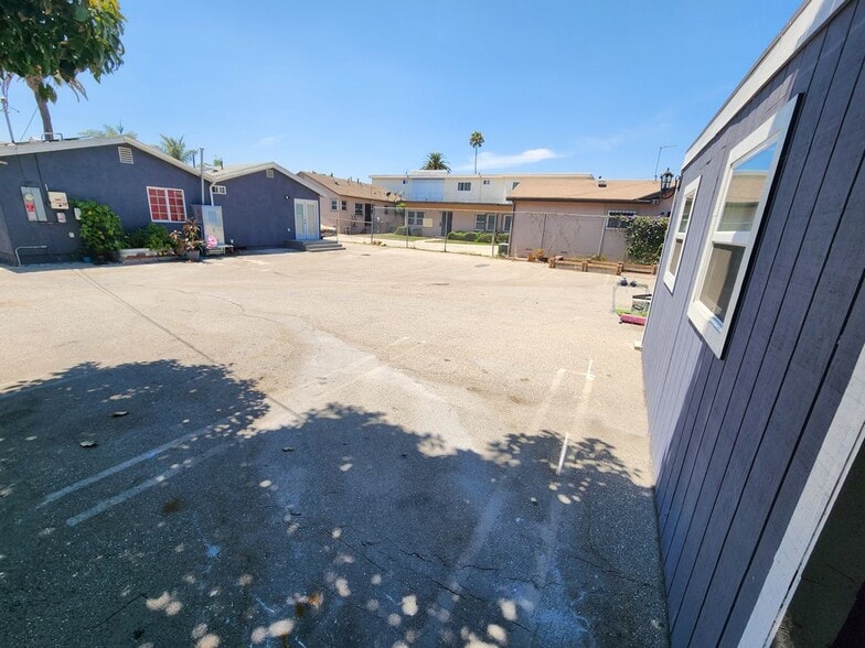 Building Photo - 1459 W 102nd St