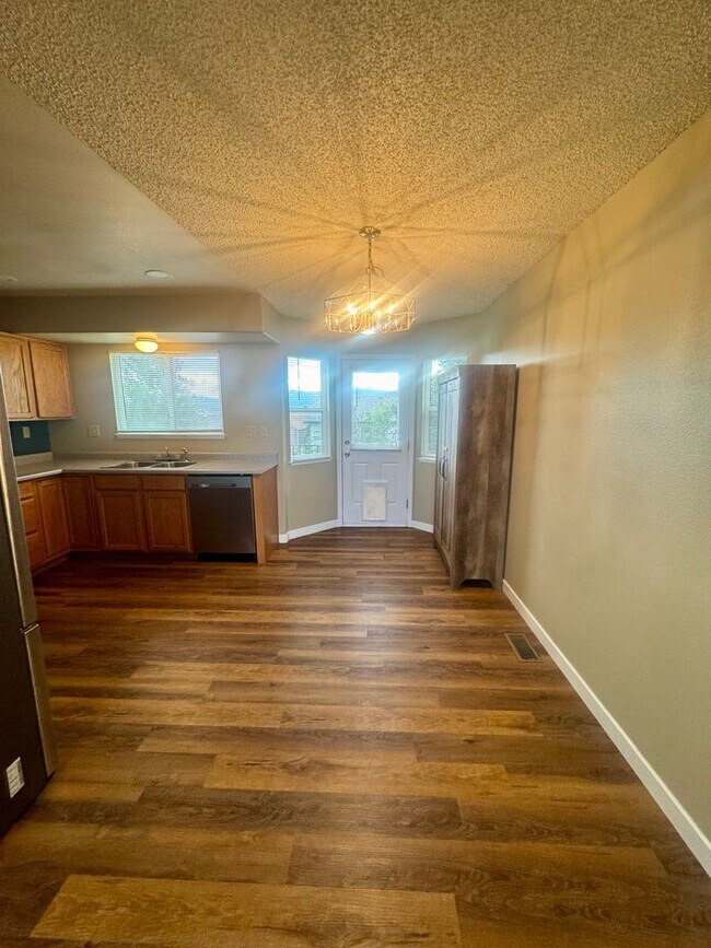 Building Photo - 3 bedroom home in Wagon Trails with commun...
