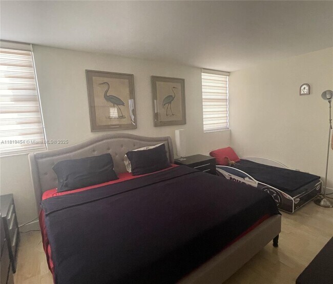 Building Photo - 2625 Collins Ave