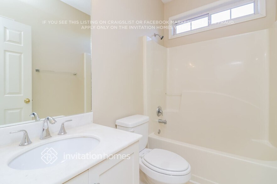 Building Photo - 960 Soaring Dr NE