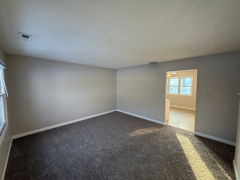 Building Photo - 6915 Salge Dr