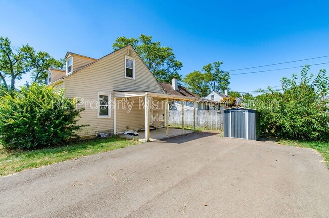 Building Photo - 3233 Hiawatha St