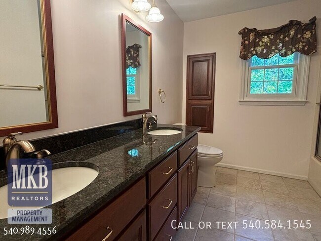 Building Photo - 5175 Lakeland Dr